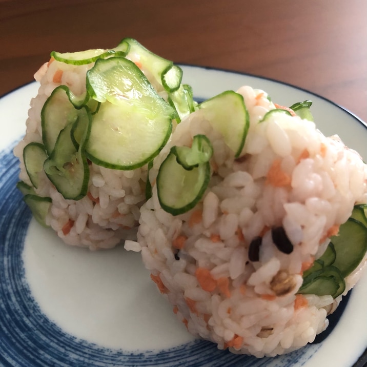 さっぱり美味しい⭐︎鮭ときゅうりのおにぎり